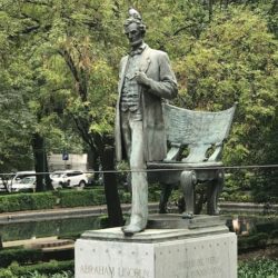 A statue of abraham lincoln in the park.